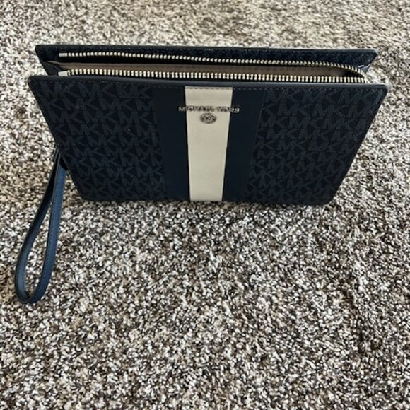 Michael Kors Handbag - Picture 2 of 4